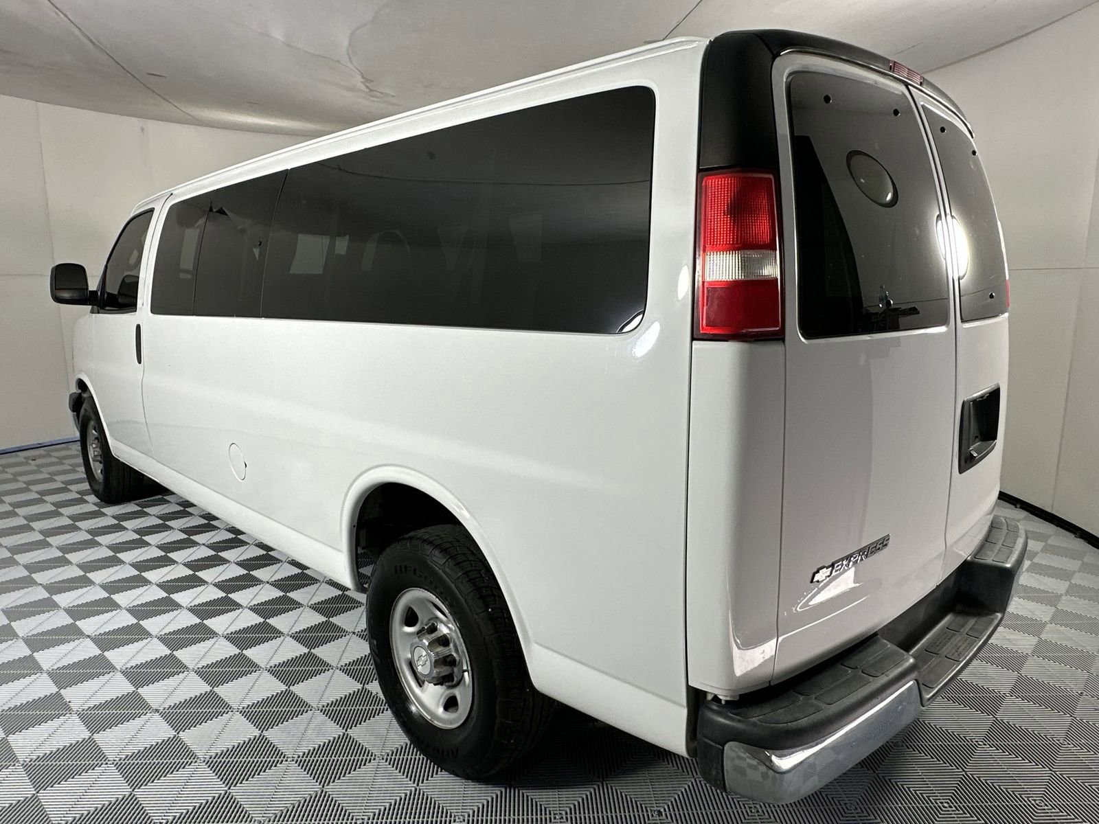 Used 2019 Chevrolet Express 3500 LT w/ LT Preferred Equipment Group RWD image 6