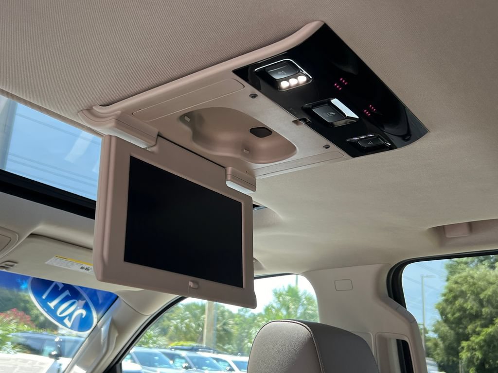 Used 2017 Chevrolet Suburban Premier AWD/4WD image 19