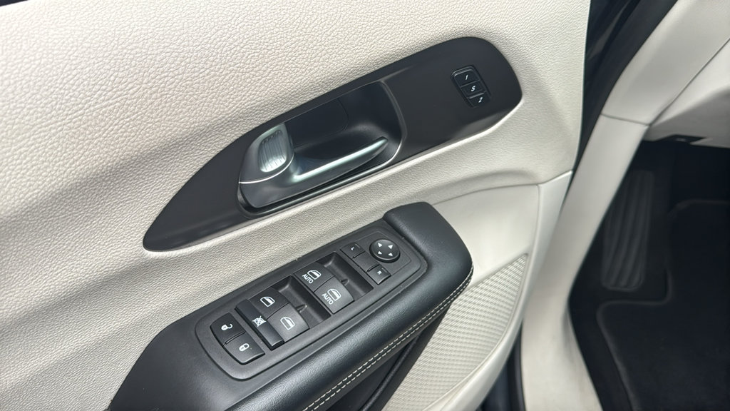 Used 2023 Chrysler Pacifica Touring-L FWD image 12