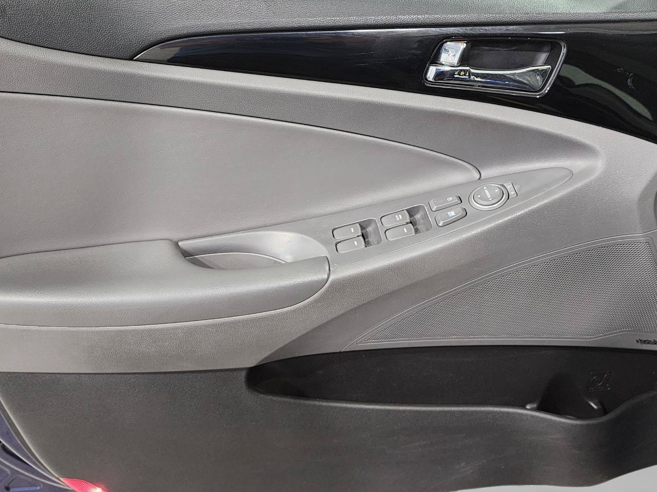 Used 2012 Hyundai Sonata Limited w/ Navigation Pkg FWD image 11