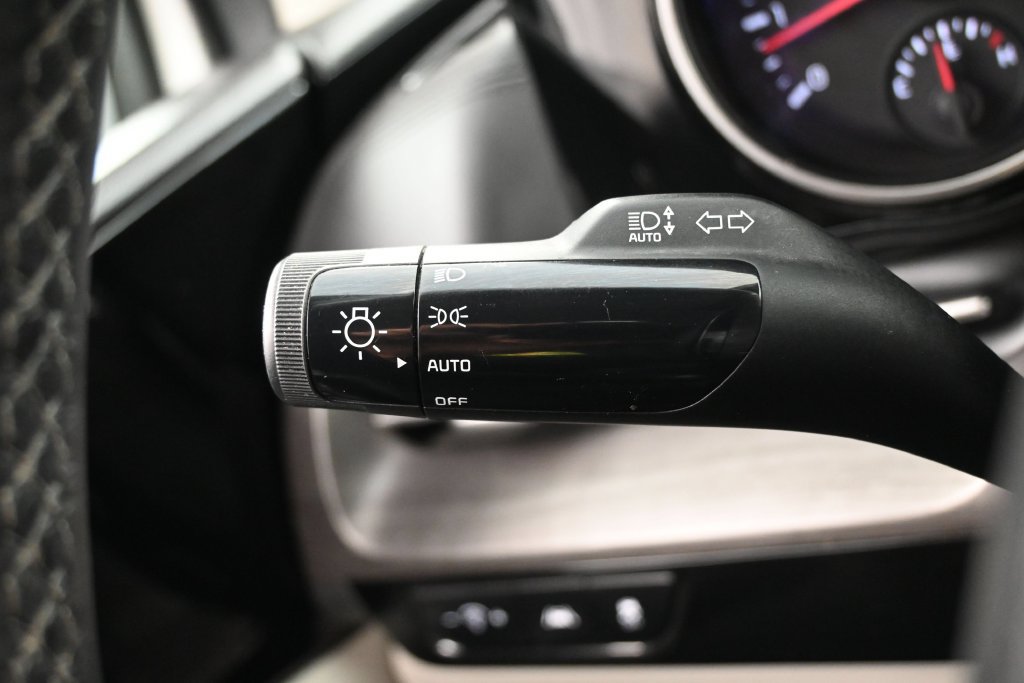 Used 2024 Kia Carnival EX FWD image 19