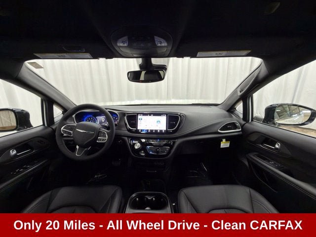 Used 2025 Chrysler Pacifica Select AWD/4WD image 4