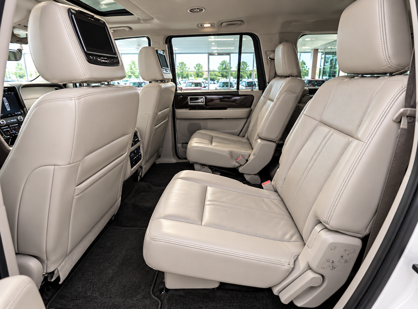 Used 2017 Lincoln Navigator L Select RWD image 8