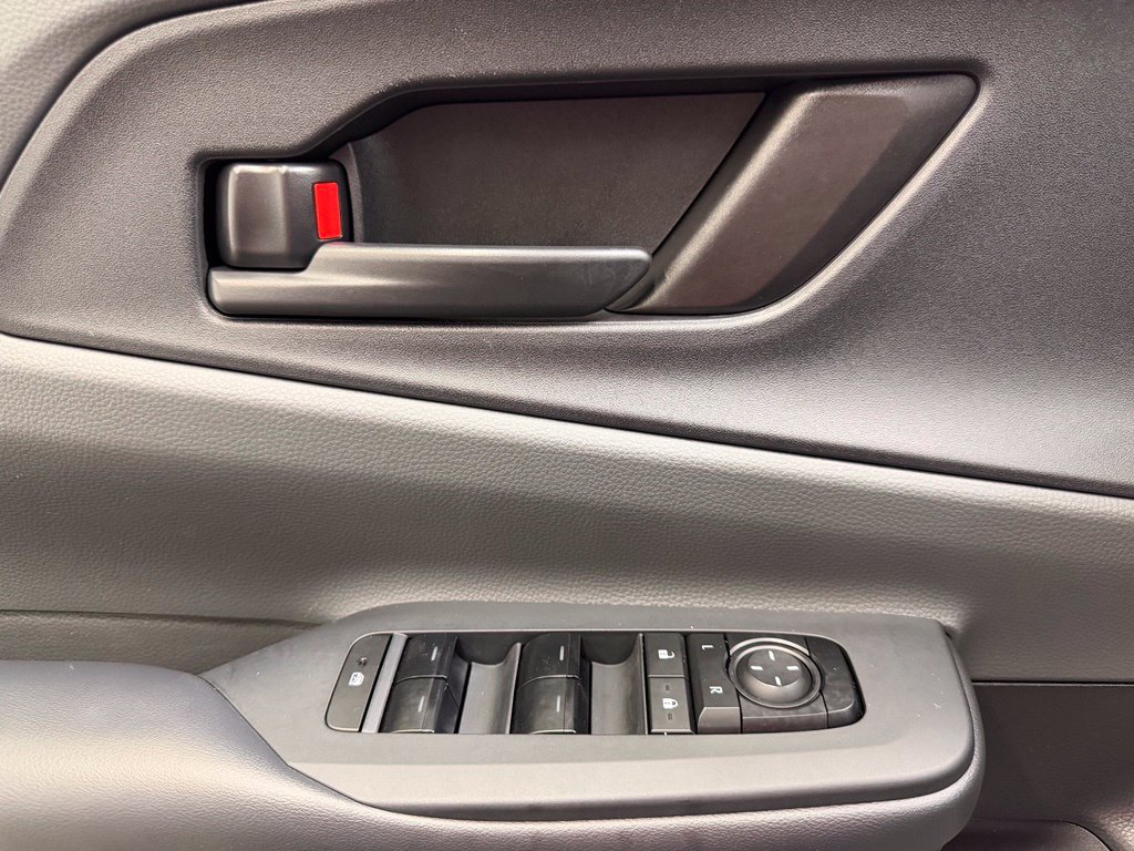 Used 2025 Toyota Prius LE FWD image 15