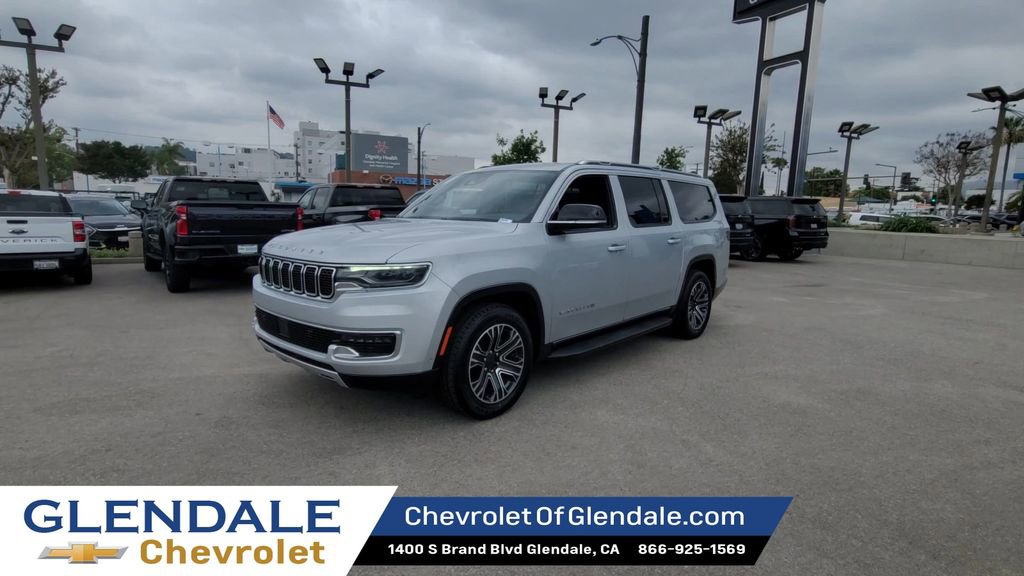 Used 2024 Jeep Wagoneer L Series II RWD image 4