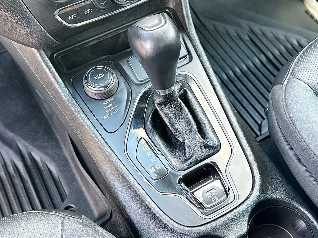 Used 2021 Jeep Cherokee Limited w/ Mopar Interior Package AWD/4WD image 16