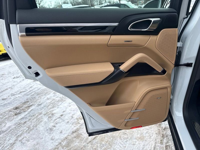 Used 2016 Porsche Cayenne image 13