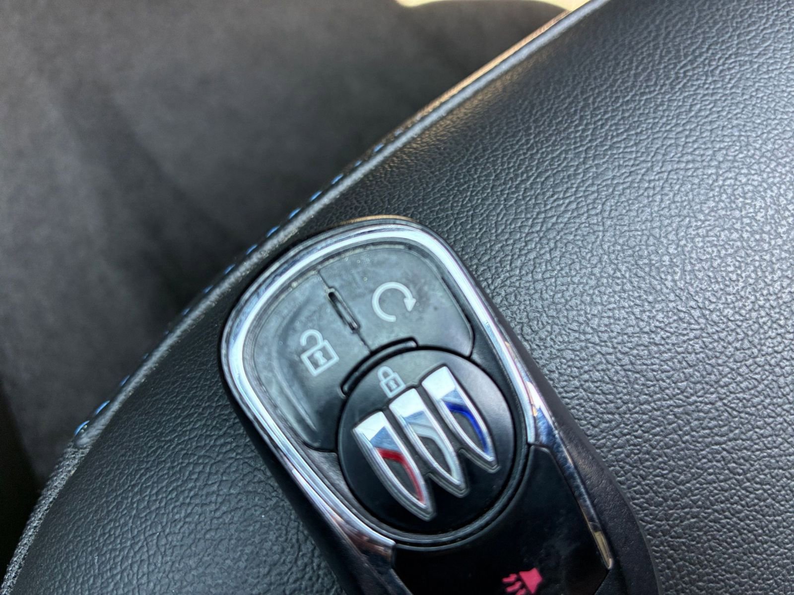 Used 2025 Buick Envista Sport Touring image 23