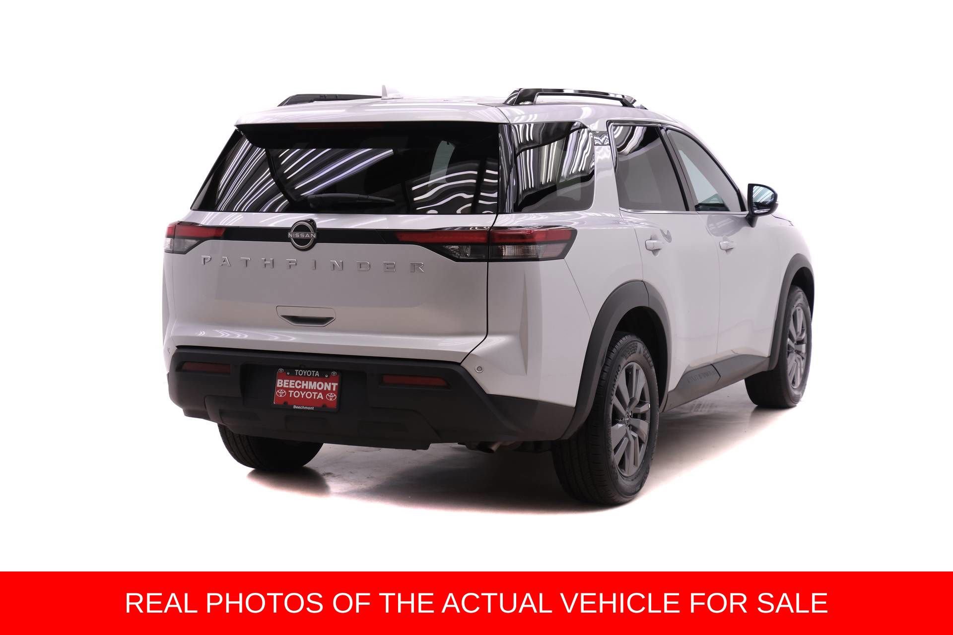 Used 2025 Nissan Pathfinder SV FWD image 2