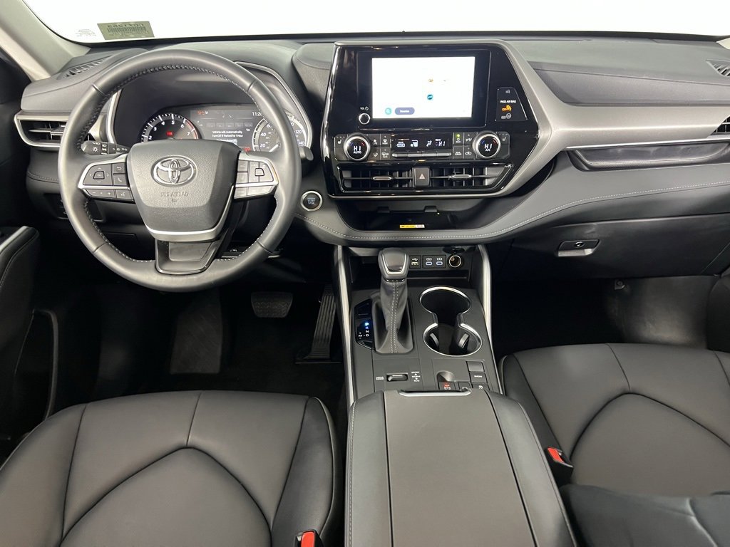 Used 2025 Toyota Highlander XLE image 12