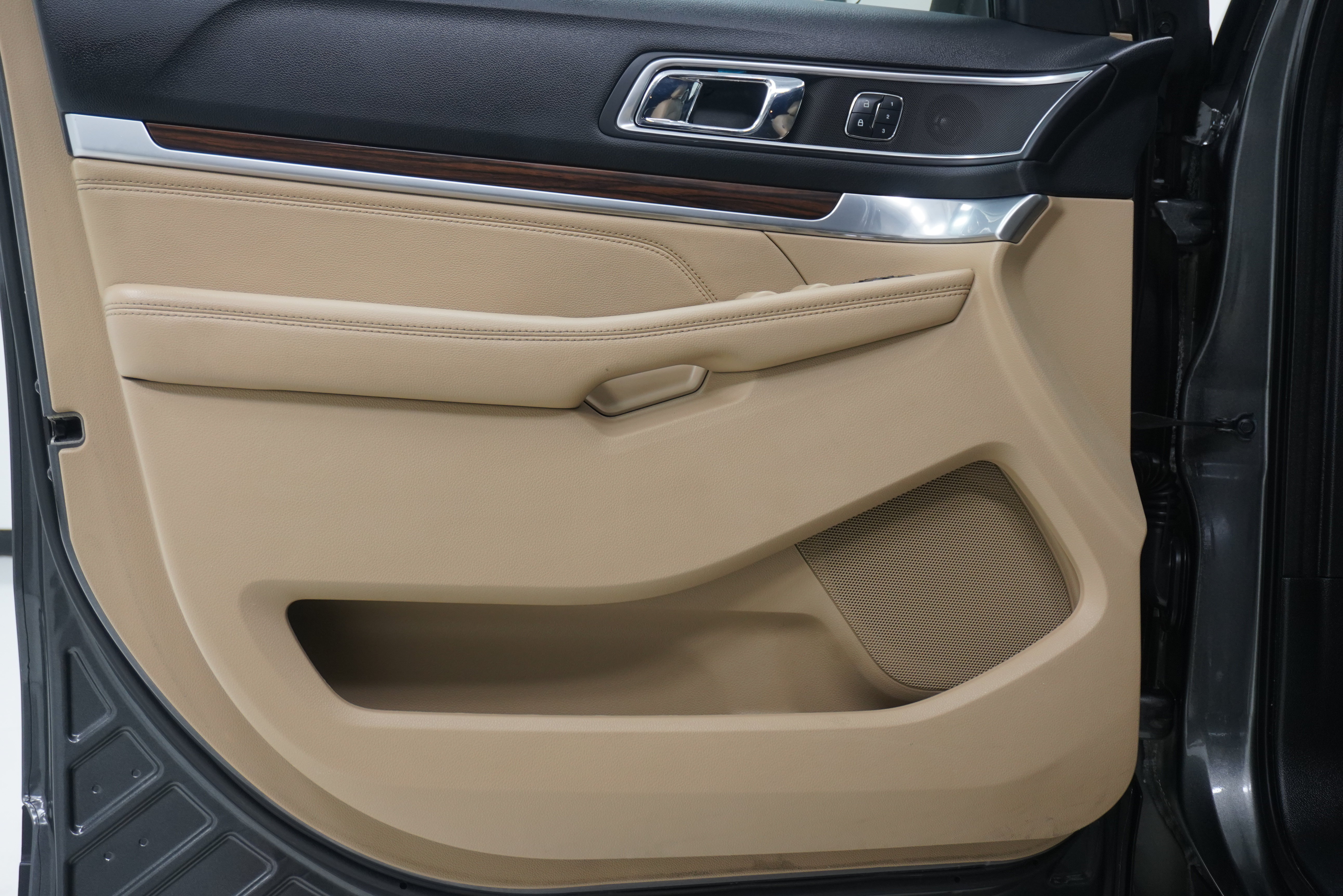 Used 2017 Ford Explorer Limited FWD image 16