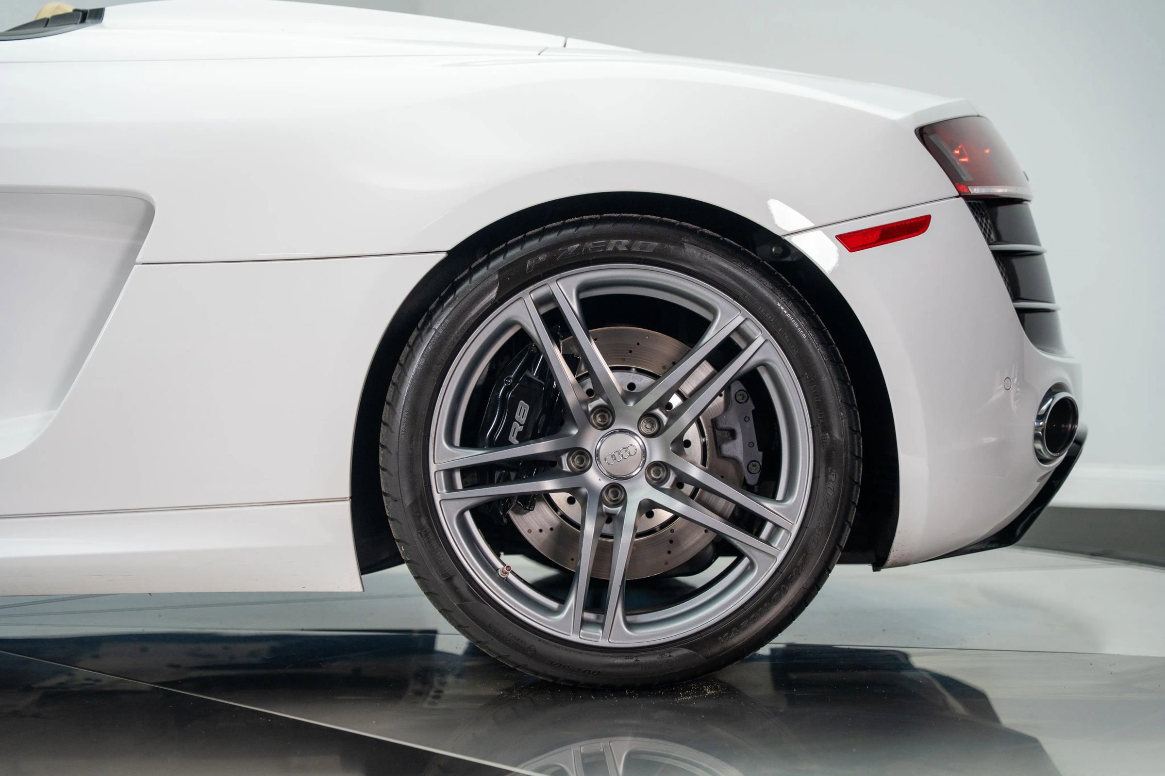 Used 2011 Audi R8 V10 image 24