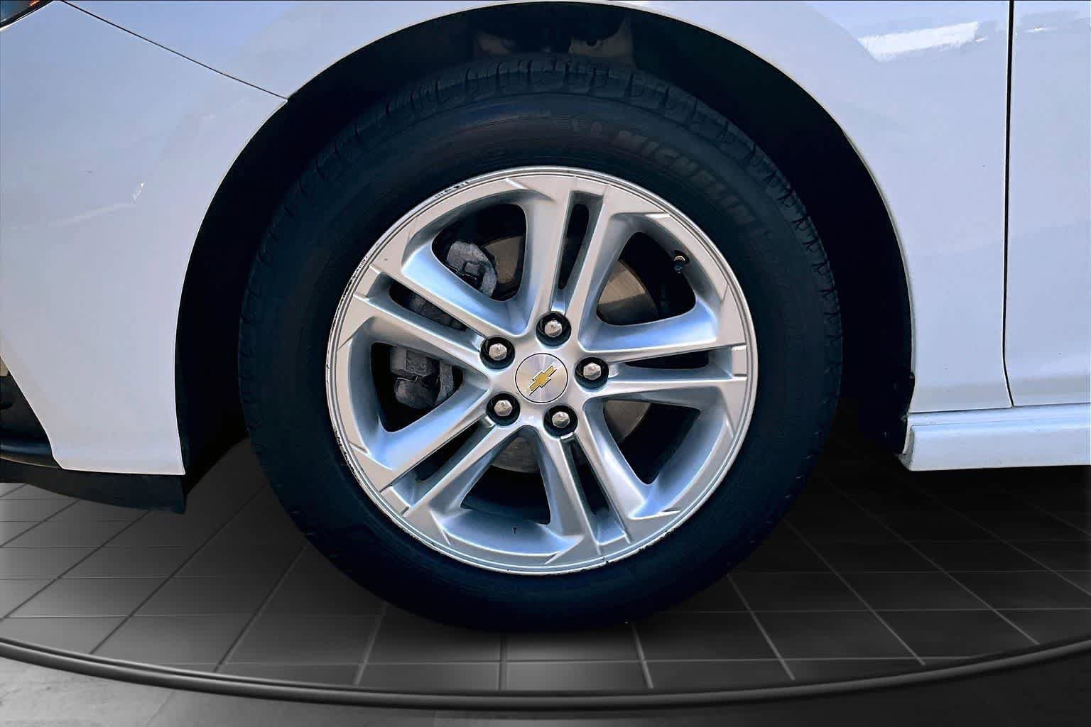 Used 2017 Chevrolet Cruze LT w/ RS Package image 8