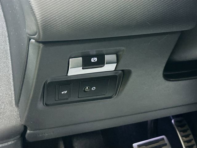 Used 2020 Land Rover Discovery Sport SE R-Dynamic image 11