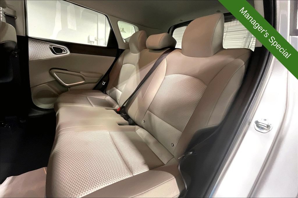 Used 2025 Kia Soul LX w/ LX Technology Package FWD image 31
