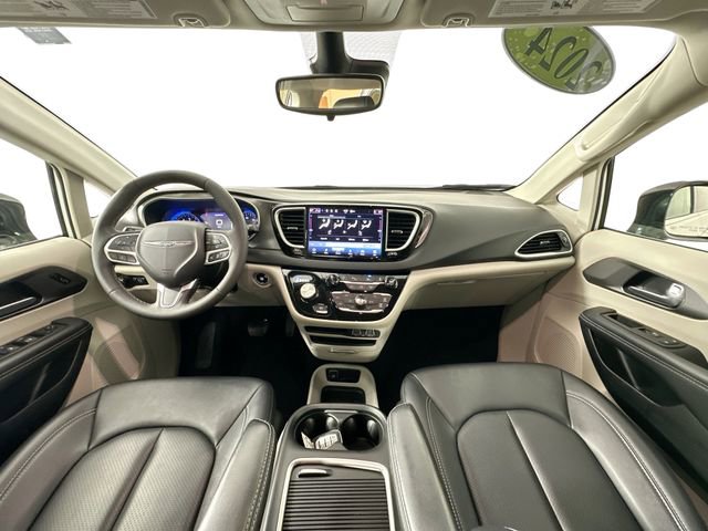 Used 2024 Chrysler Pacifica Touring-L image 3