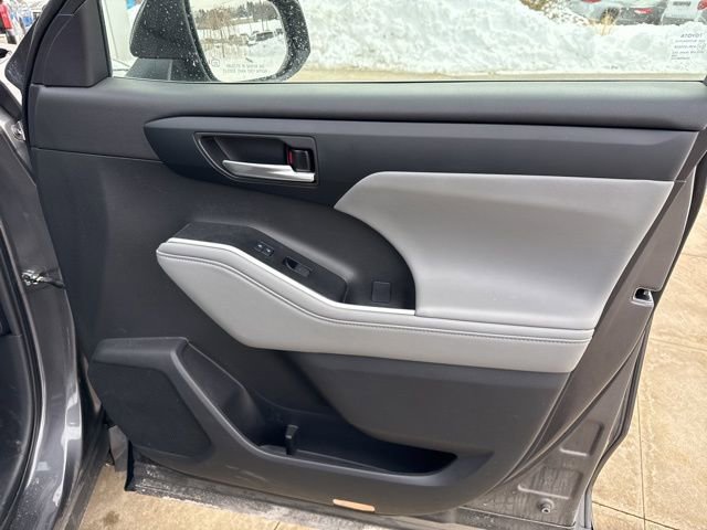 Used 2023 Toyota Highlander XLE image 28