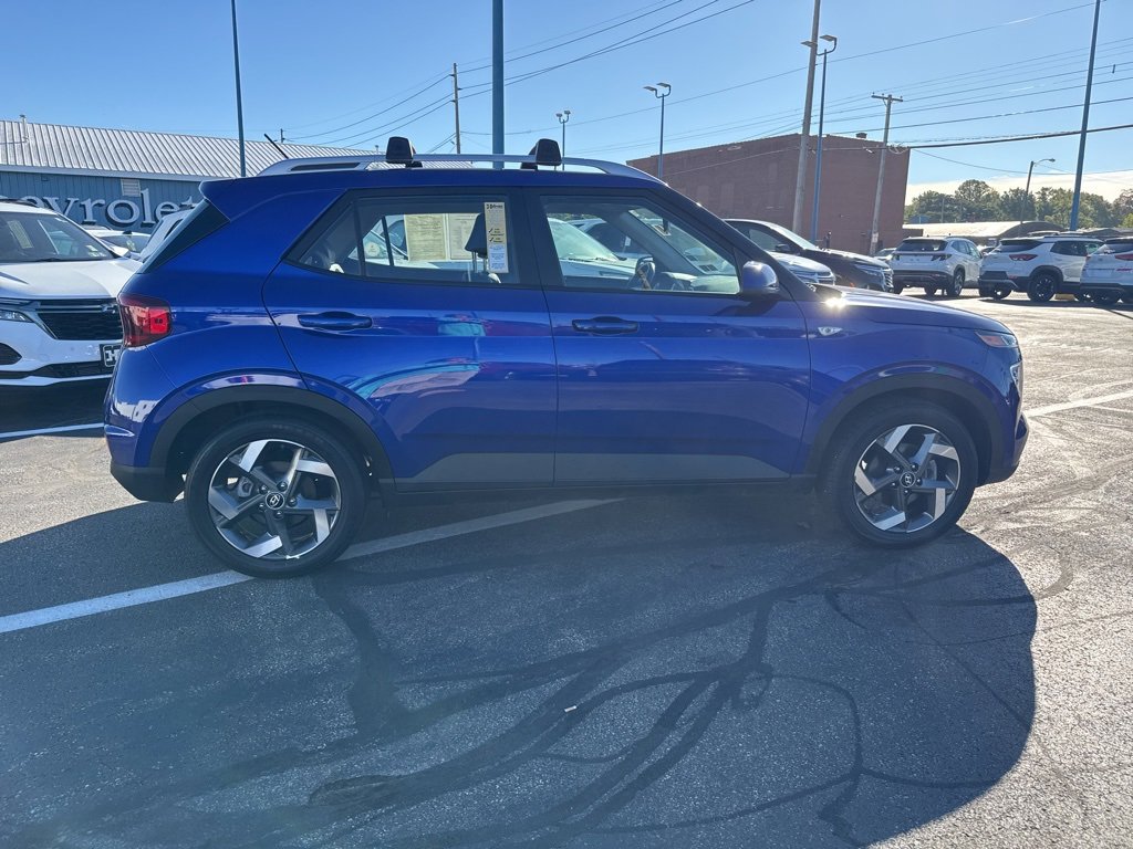 Used 2023 Hyundai Venue Limited image 8