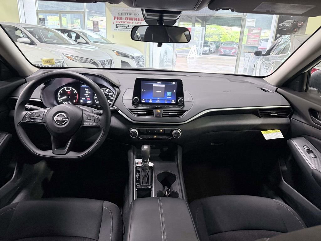 Used 2025 Nissan Altima 2.5 S FWD image 14