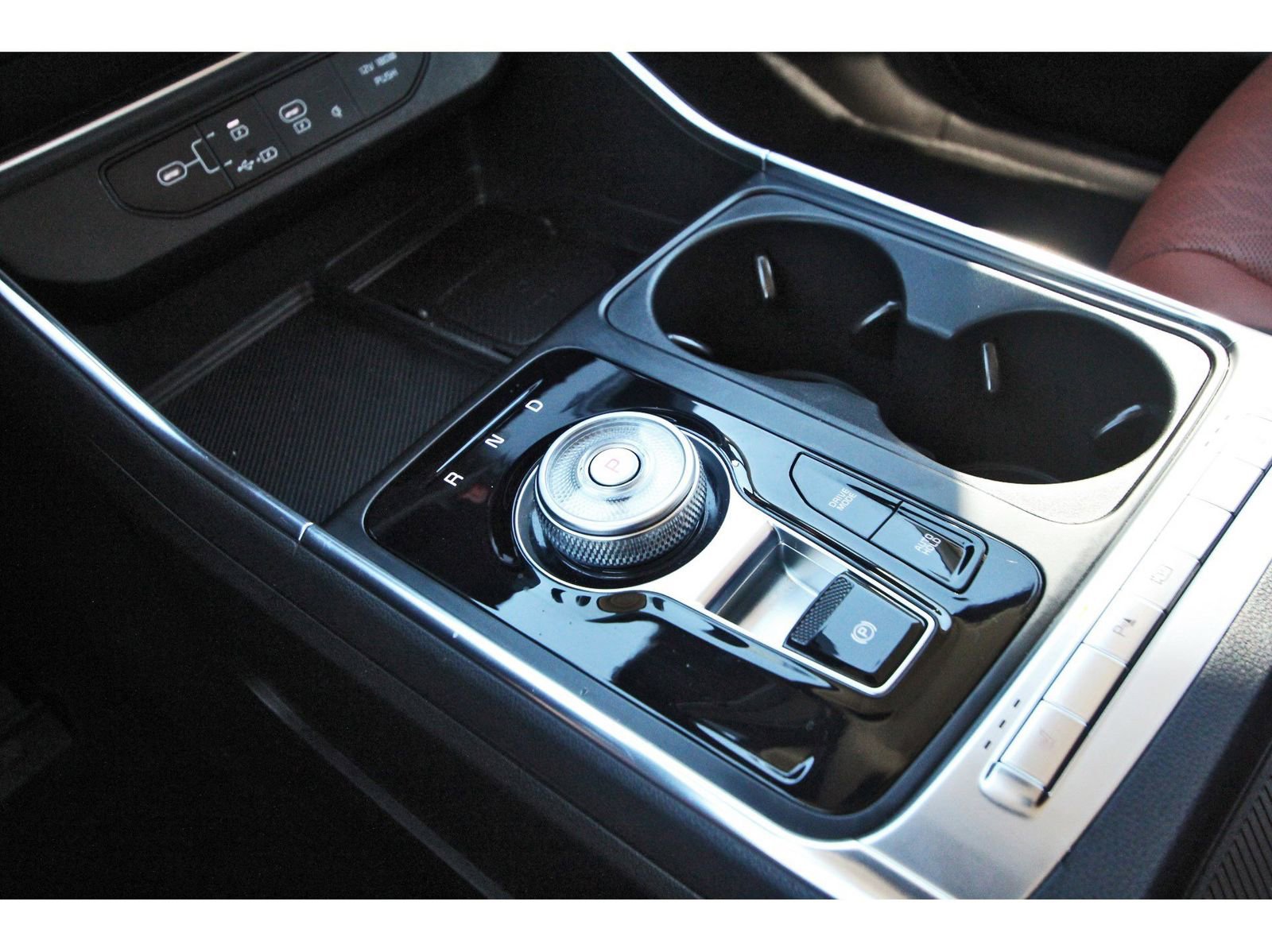 Used 2025 Kia Carnival EX image 28