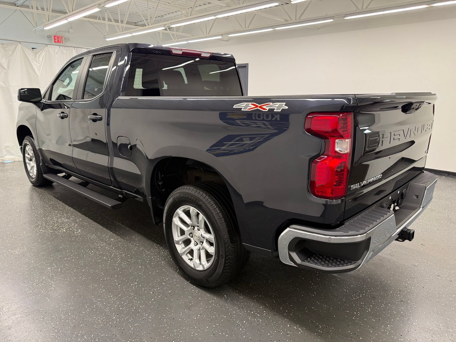 Used 2023 Chevrolet Silverado 1500 LT AWD/4WD image 3