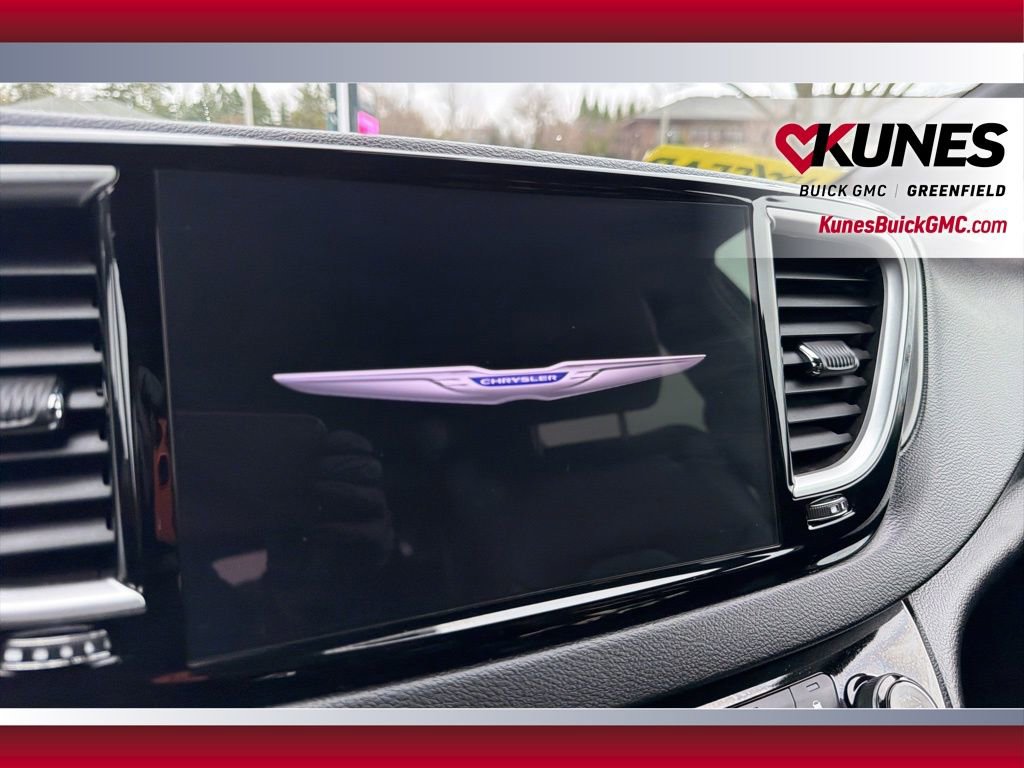 Used 2025 Chrysler Pacifica Select image 27