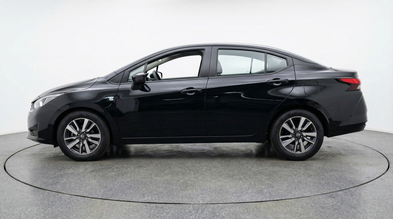 Used 2025 Nissan Versa SV image 5