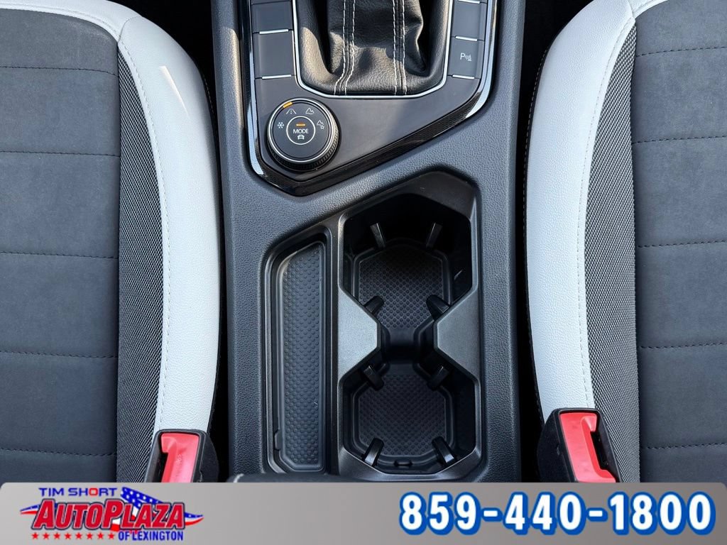 Used 2025 Volkswagen Taos SE AWD/4WD image 14