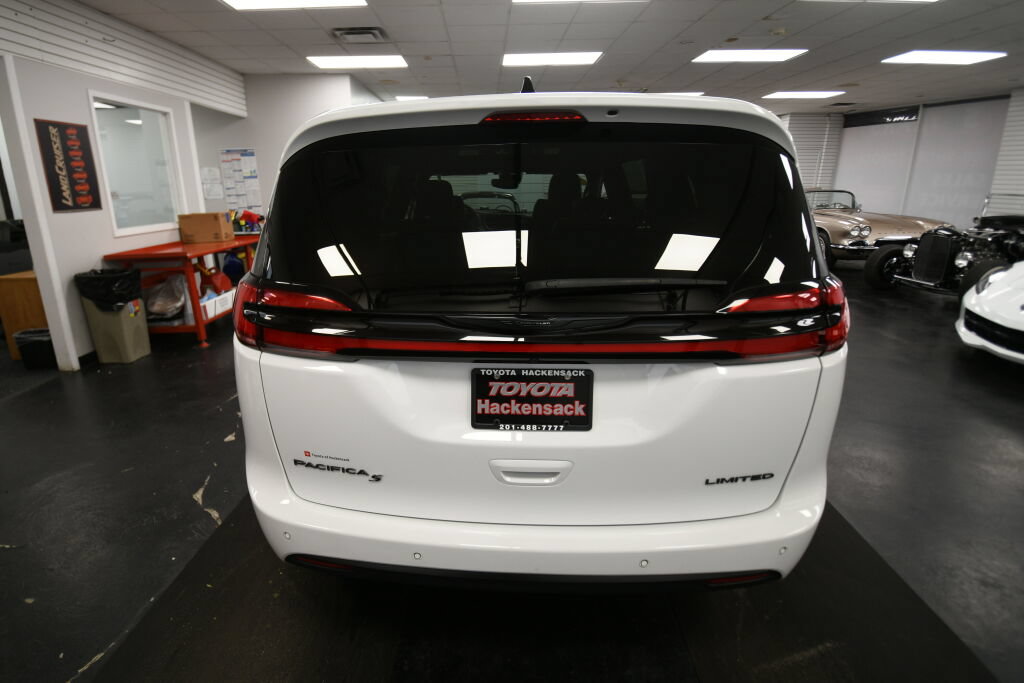 Used 2025 Chrysler Pacifica Limited FWD image 7