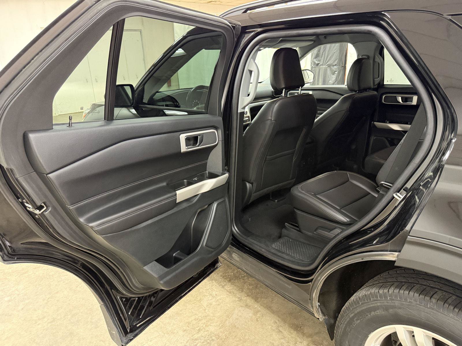 Used 2022 Ford Explorer XLT w/ Equipment Group 202A AWD/4WD image 22