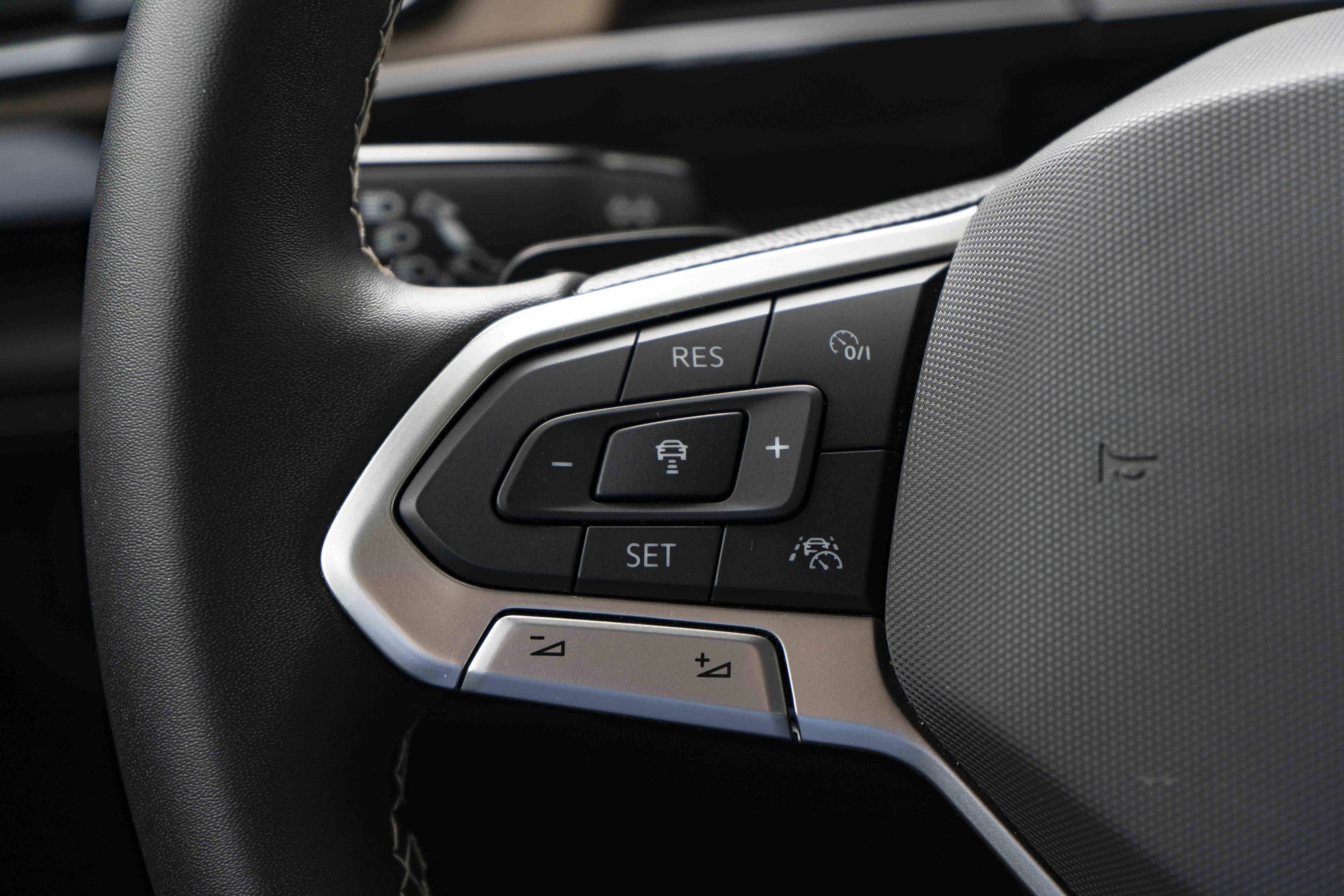 Used 2024 Volkswagen Atlas SE w/ Black Wheel Package FWD image 21