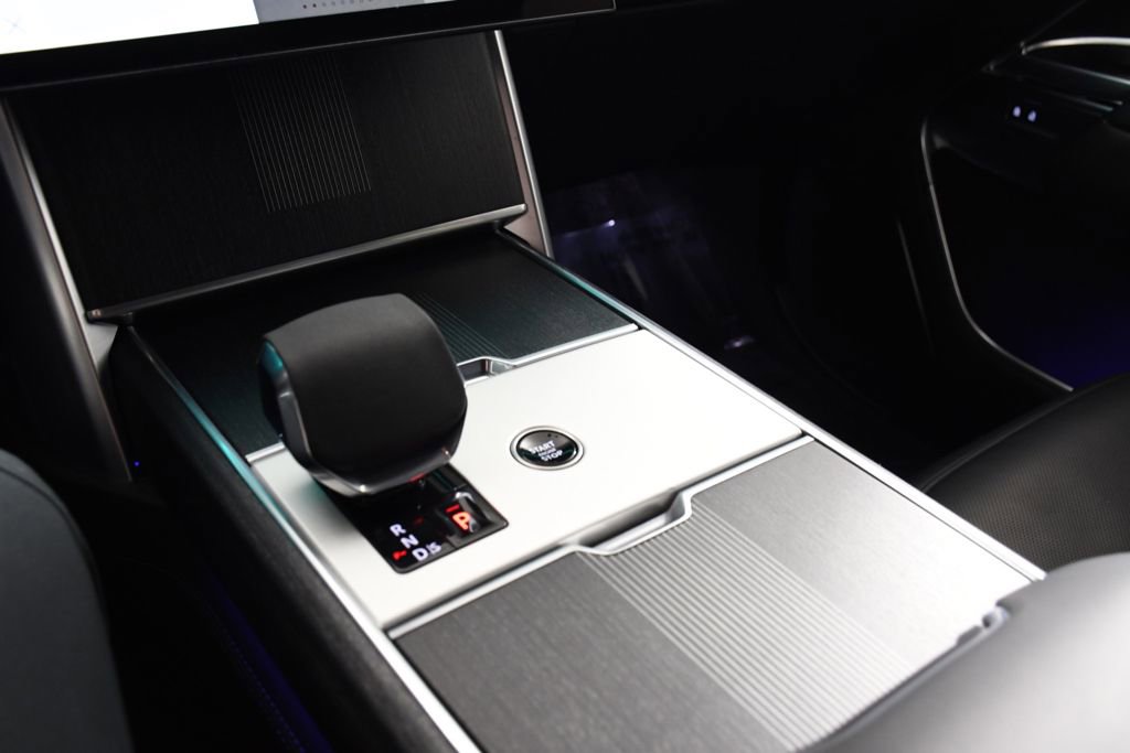 Used 2025 Land Rover Range Rover Long Wheelbase Autobiography image 31