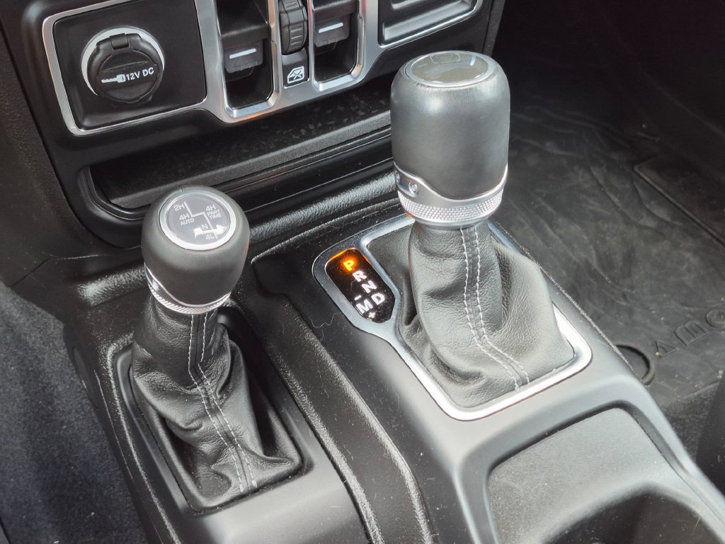Used 2024 Jeep Wrangler Unlimited Sahara w/ Technology Group AWD/4WD image 17