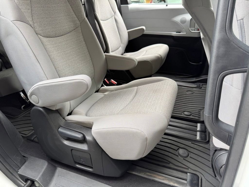Used 2025 Toyota Sienna LE FWD image 22