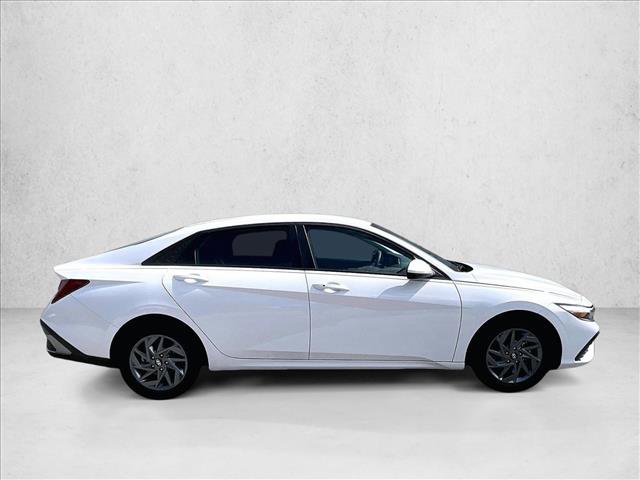 Used 2025 Hyundai Elantra Hybrid FWD image 5