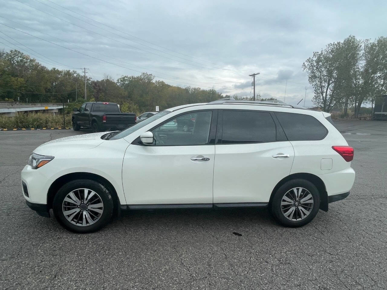 Used 2017 Nissan Pathfinder SV image 3