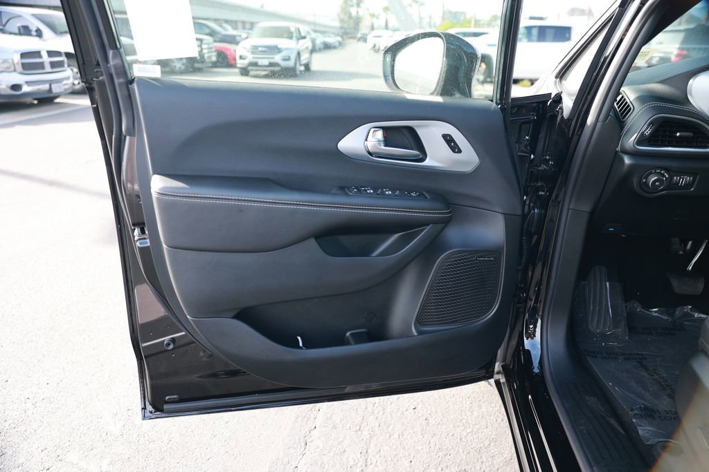 New 2026 Chrysler Pacifica Limited image 11