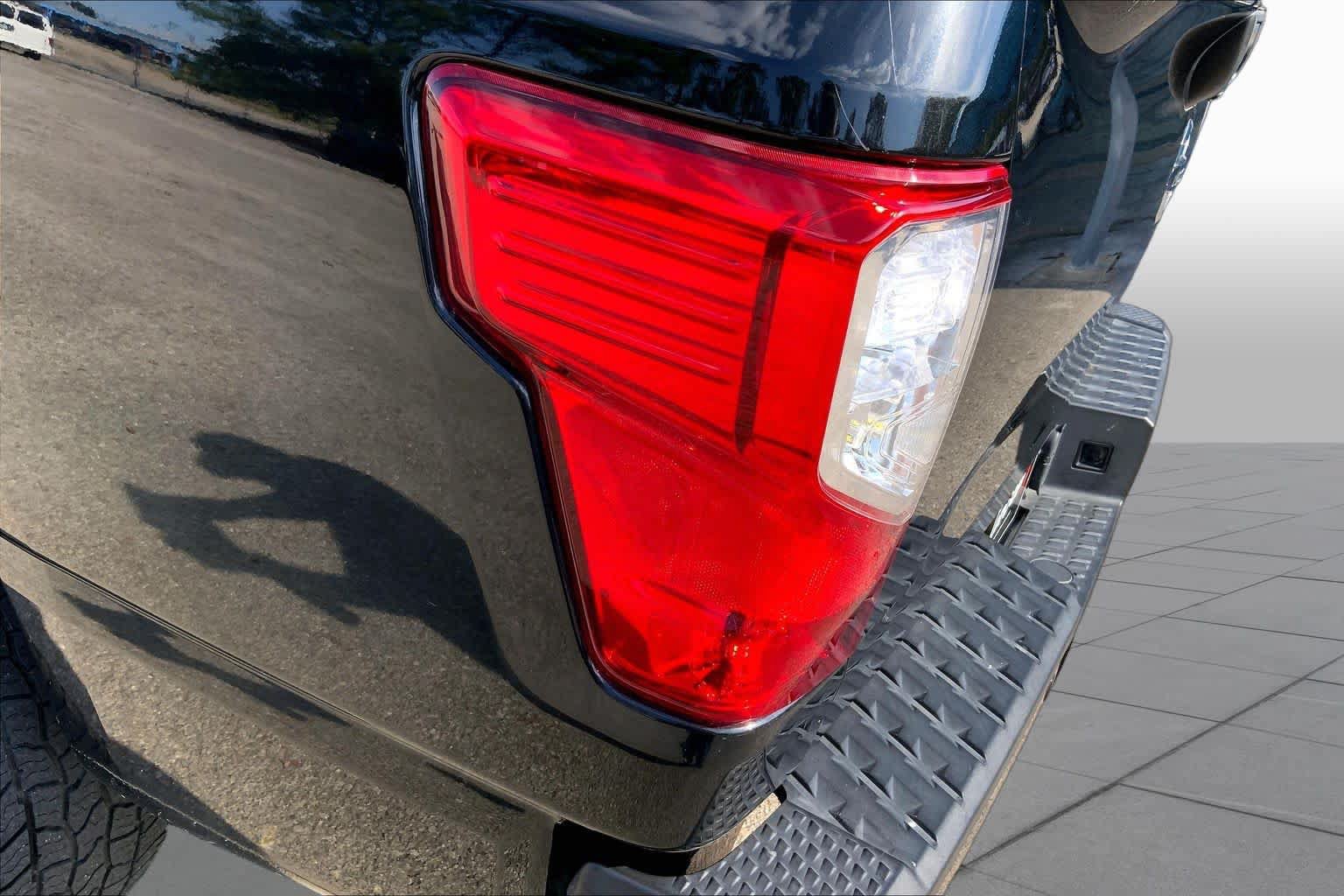 Used 2019 Nissan Titan SL w/ Chrome Package AWD/4WD image 29