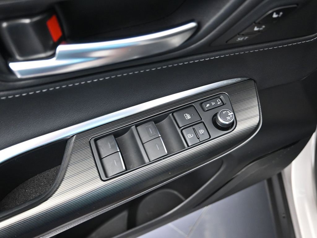 Used 2021 Toyota Venza Limited image 11