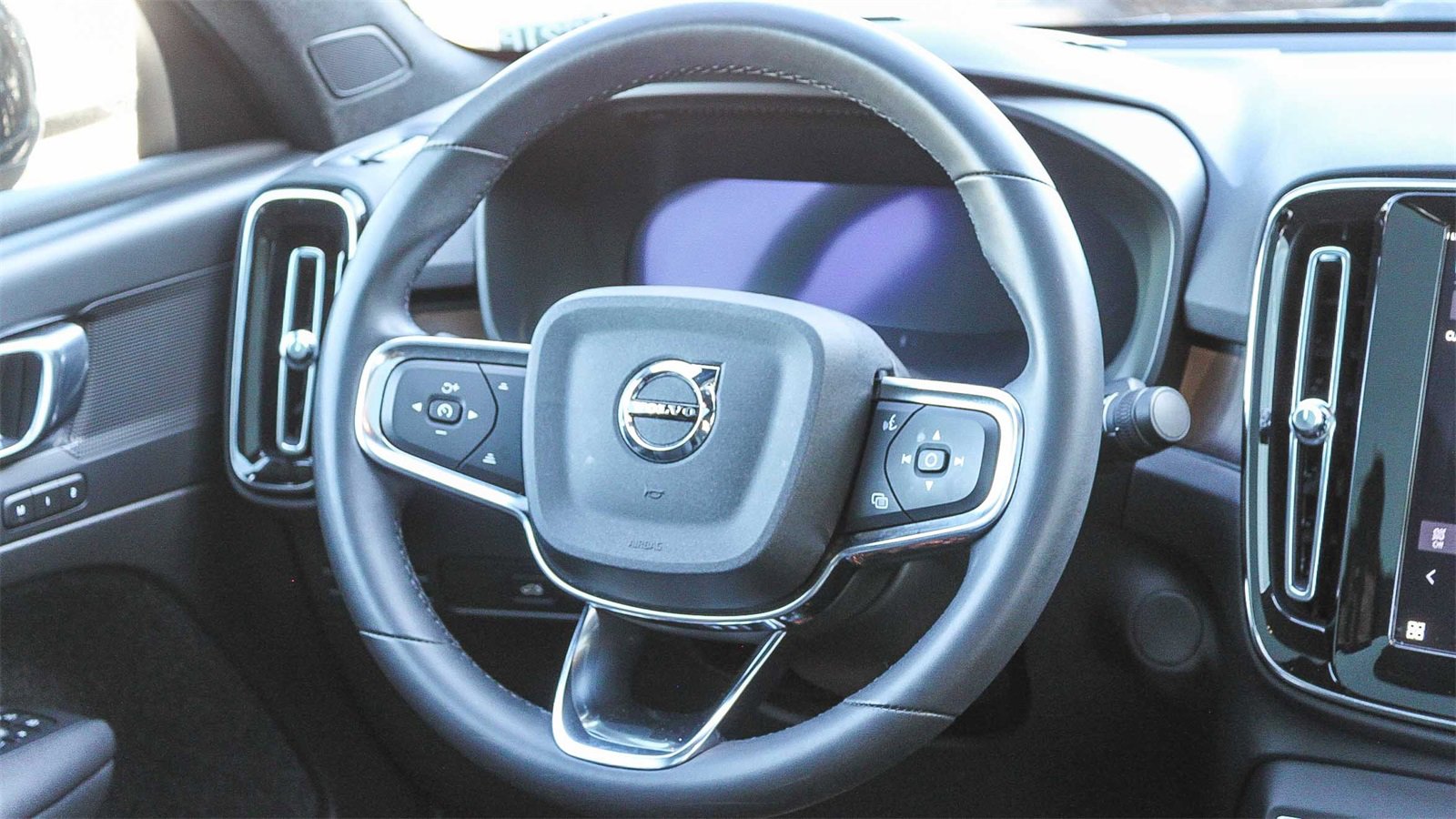 Used 2023 Volvo C40 P8 Recharge Plus w/ Protection Package Premier image 16