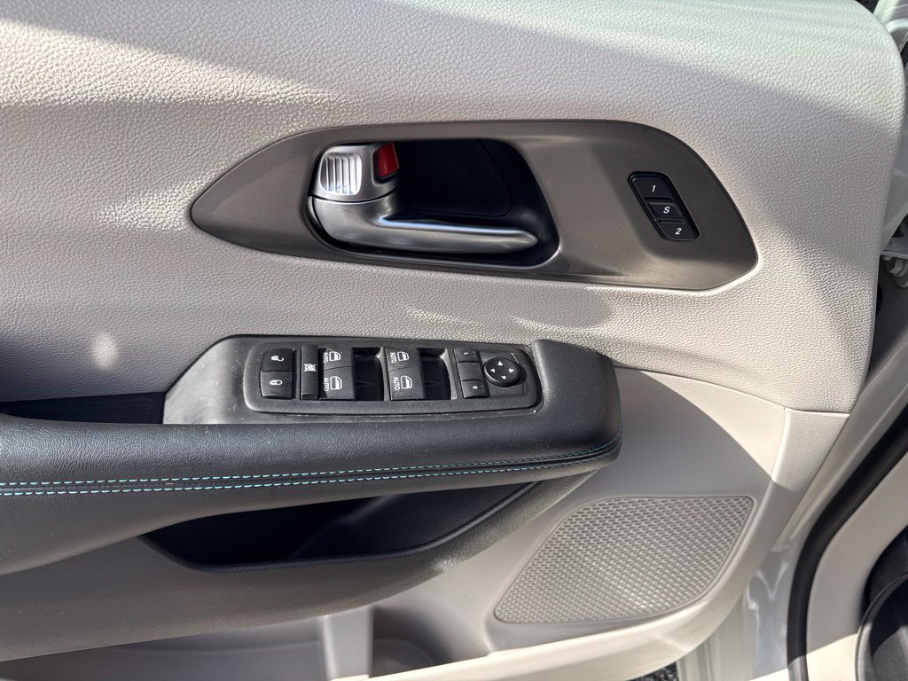 Used 2021 Chrysler Pacifica Touring-L w/ Uconnect Theater Family Group AWD/4WD image 15