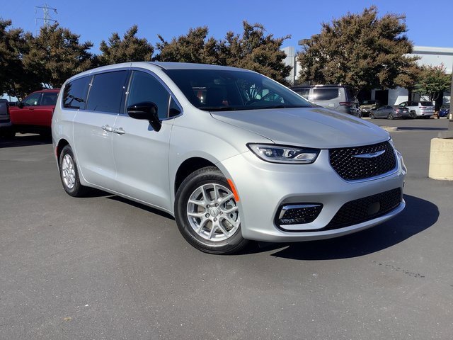 New 2026 Chrysler Pacifica Select image 2