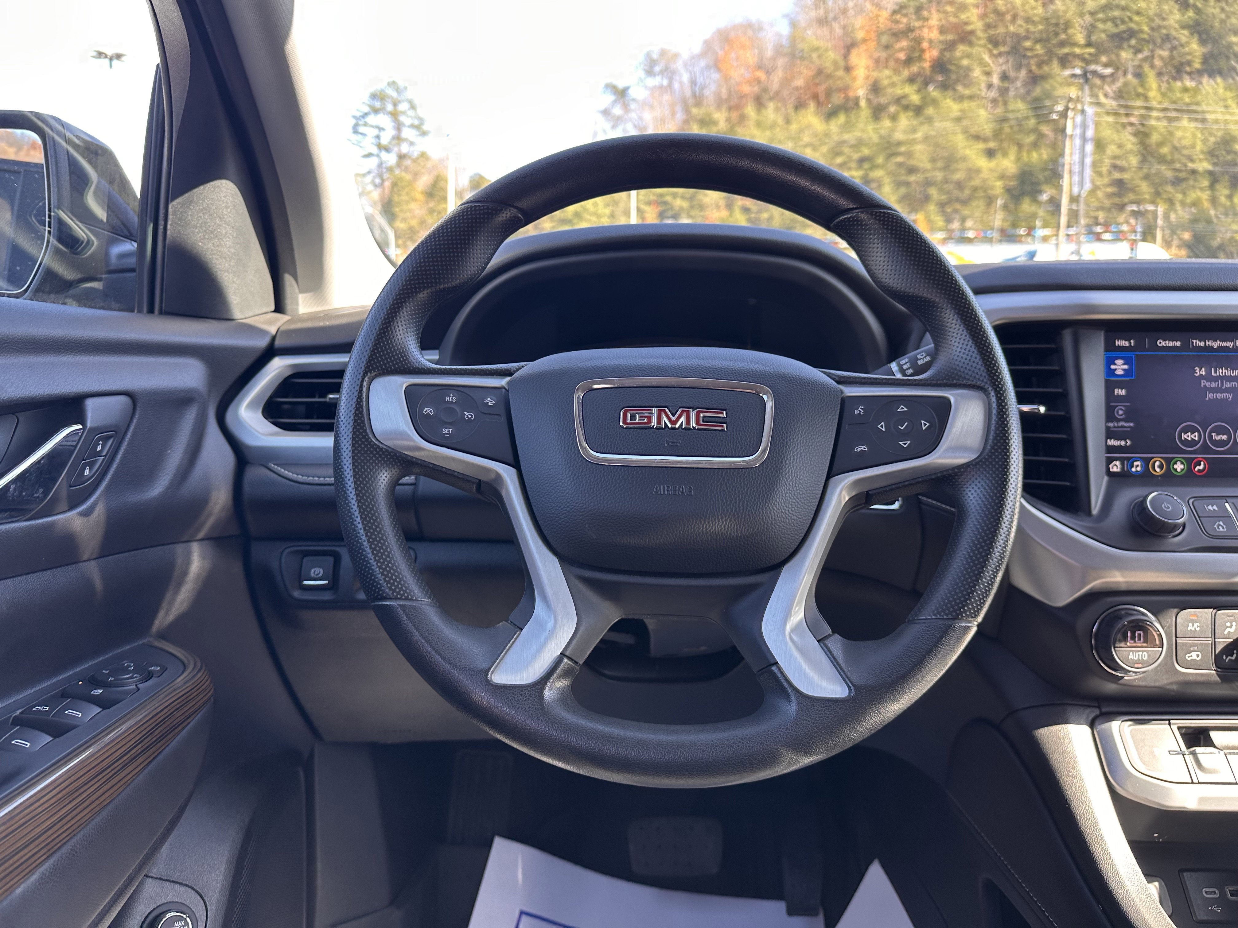 Used 2023 GMC Acadia SLE w/ Driver Convenience Package image 10