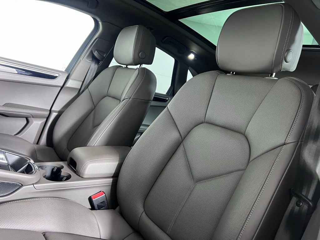 Certified 2025 Porsche Macan image 5