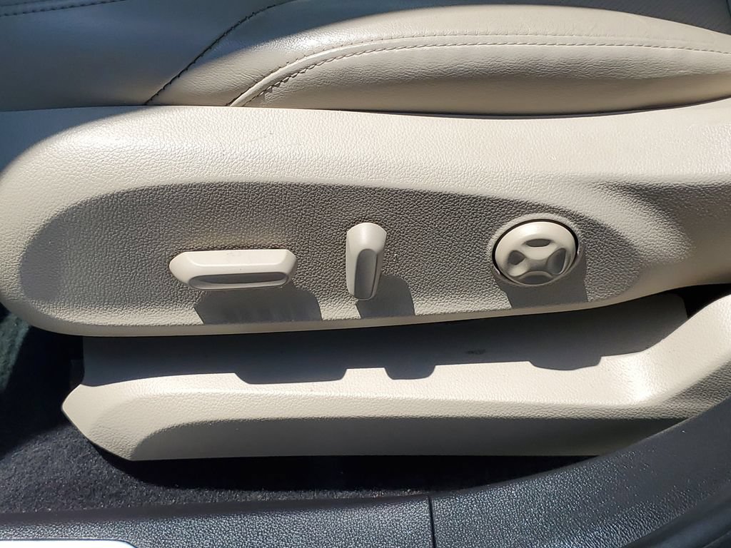 Used 2017 Buick Envision Essence FWD image 18