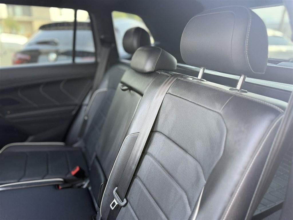 Used 2022 Volkswagen Tiguan SEL R-Line AWD/4WD image 29