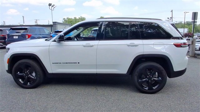 Used 2023 Jeep Grand Cherokee Limited w/ Black Appearance Package image 5