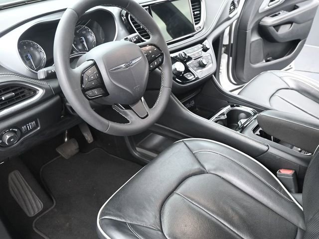 Used 2025 Chrysler Pacifica Limited image 13