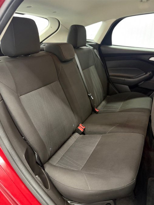 Used 2017 Ford Focus SE w/ Cold Weather Package FWD image 18