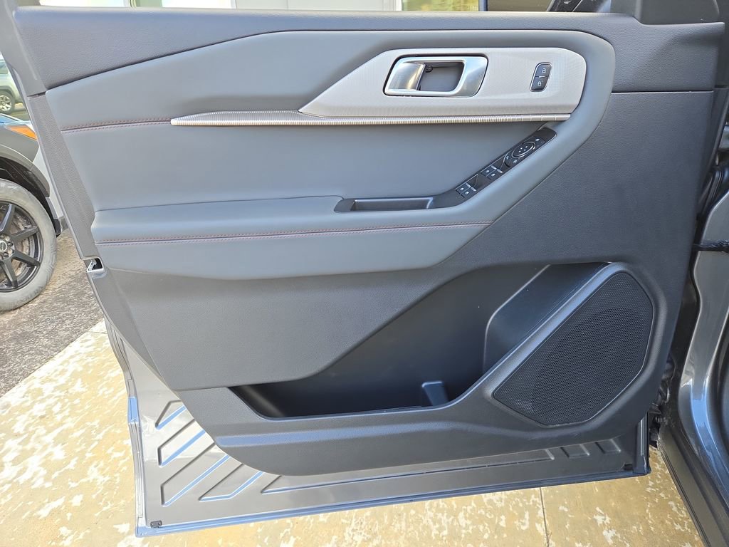 Used 2025 Ford Explorer Active w/ Active Comfort Package AWD/4WD image 12